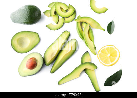 Stücke von reife Avocado auf weißem Hintergrund Stockfoto