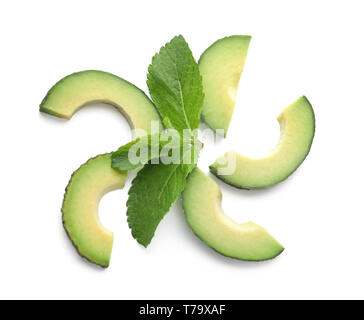 Scheiben der reife Avocado auf weißem Hintergrund Stockfoto