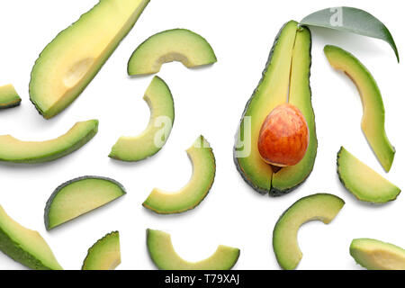 Scheiben der reife Avocado auf weißem Hintergrund Stockfoto