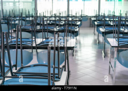 Stuhl auf den Tisch in der Kantine Stockfoto