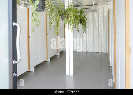 Angewandte Rest Zimmer - Toilette war in alten wiederverwendet Container gemacht. Stockfoto