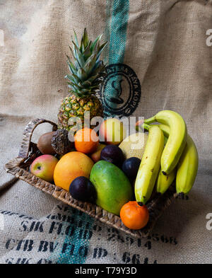 Fenster beleuchtet Obstkorb auf einen Sack Hintergrund Tuch Stockfoto