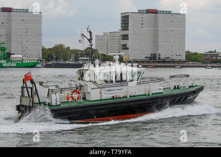 Die Serco Marine Services Lotsenboot SD Solent Racer kehrt in Portsmouth Harbour, UK am Nachmittag des 3. Mai 2019. Stockfoto