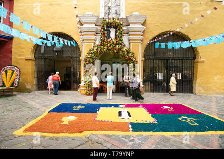 Mexiko City, Mexiko - April 2019: Ostern Dekorationen vor der Kapelle von Santa Catarina auf der Coyoacan Bezirk. Stockfoto