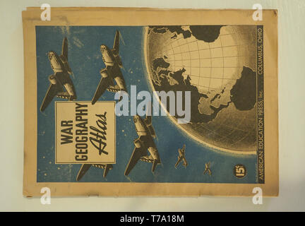 Redaktionelle Veröffentlichung von Januar 1943. Krieg Geographie Atlas Veröffentlichung von der amerikanischen Presse mit einer Zeichnung von militärischen Flugzeugen und Welt Stockfoto