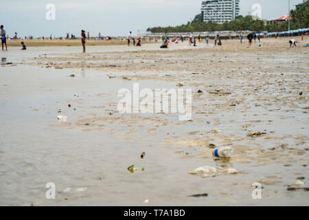 Müll an der Bangsaen Beach, Chonburi, Thailand in die Menschen und die touristische Vermietungen Tag. Stockfoto