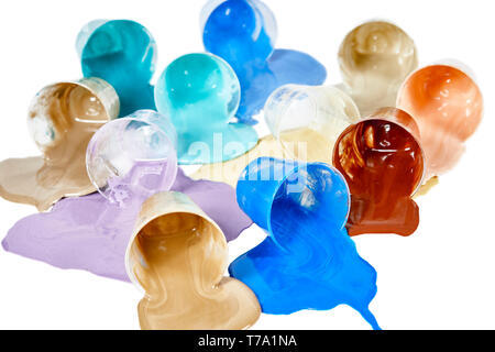 Kleine Schalen mit versch. Farben Acrylfarbe Festlegung auf seiner Seite isoliert auf weißem Stockfoto