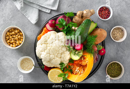 Raw Set Zutaten kochen Vegetarisches indisches Essen Aloo Gobi auf konkreten Hintergrund Stockfoto