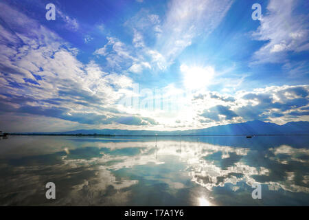 Kwan Phayao; ein See in der Provinz Phayao, im Norden von Thailand. Schießen mit der drittelregel zwischen Fluss, Wolken und Himmel. Stockfoto