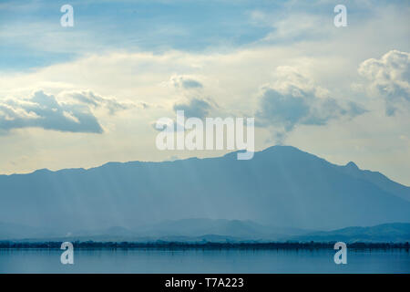 Berg und See mit der einzigartigen Wolke in der Phayao See, Provinz im Norden von Thailand. Stockfoto