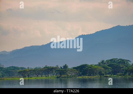 Berg und See mit der einzigartigen Wolke in der Phayao See, Provinz im Norden von Thailand. Stockfoto