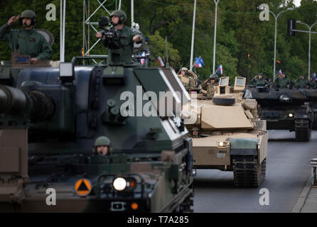 Eine M1A2 Abrams Tank und Crew (Mitte) vom 2 Battalion, 34th Armored Regiment, 1 Infanterie Division in Fort Riley, Kansas, beteiligen sich an der polnischen Verfassung Day Parade in Warschau, Polen, 3. Mai 2019. Etwa 30 Soldaten vom 2 Mrd., 34th Armored Regt., 1., 1. ABCT-ID und vier Soldaten vom 5 Battalion, 7th Air Defense Artillery aus Baumholder, Deutschland, nahmen an der polnischen Verfassung Day Parade. (U.S. Armee Foto von Sgt. Thomas Mort) Stockfoto