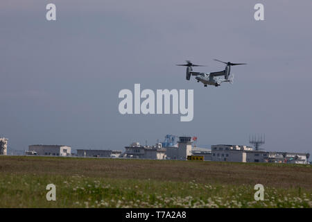 Ein U.S. Marine Corps MV-22 B Osprey mit Marine Medium Tiltrotor Squadron (VMM) 265 und Marines mit 3 Bataillon, 6 Marine Regiment, 2nd Marine Division, führen Sie eine Marine Air-Ground Task Force Demonstration auf der 43 Japan Maritime Verteidigung-kraft - Marine Corps Air Station Iwakuni Freundschaft Tag bei WAB Iwakuni, Japan, Mai 5, 2019. Seit 1973, WAB Iwakuni hat einen einzigen Tag air show entwickelt, positive Beziehungen zu fördern und eine spannende Erfahrung zeigt, dass die kommunale Unterstützung zwischen den USA und Japan bieten statt. Die air show umfasste verschiedene US-amerikanische und japanische Statische di Stockfoto