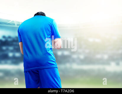 Ansicht der Rückseite des Asian Football Player Mann sein Ziel auf Fußballplatz bei Stadion feiern. Stockfoto