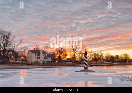 Makrele Himmel bei Sonnenaufgang über eine Replik Leuchtturm in der See an Ferguson January-Wabash Park in St. Louis County an einem Wintermorgen. Stockfoto