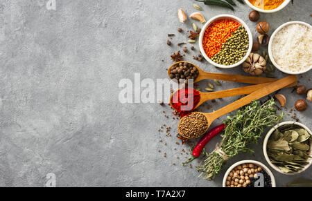 Gewürze und Kräuter, Reis und Bohnen mit Kopie Speicherplatz auf wite backgraund Draufsicht Stockfoto
