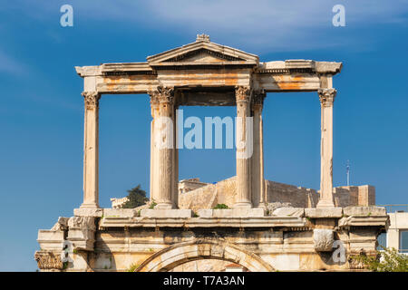 Bogen des Olympischen Zeus Tempel und die Akropolis in Athen, Griechenland. Stockfoto