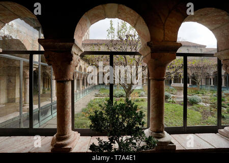 Die Judy Schwarz Garten mit Turm an der Cuxa Kreuzgang. Das Kloster museum Metropolitan Museum of Art New York City USA. Stockfoto