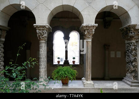 Saint-Guilhem Klöster in der Met Cloisters museum Metropolitan Museum of Art Manhattan, New York City, USA. Stockfoto