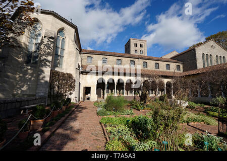 Bonnefont Kreuzgang und Kräutergarten in der Met Cloisters museum Metropolitan Museum of Art Manhattan, New York City, USA. Stockfoto