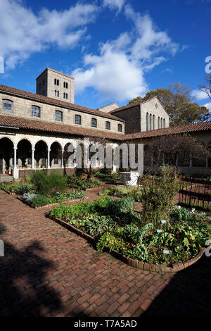 Bonnefont Kreuzgang und Kräutergarten in der Met Cloisters museum Metropolitan Museum of Art Manhattan, New York City, USA. Stockfoto