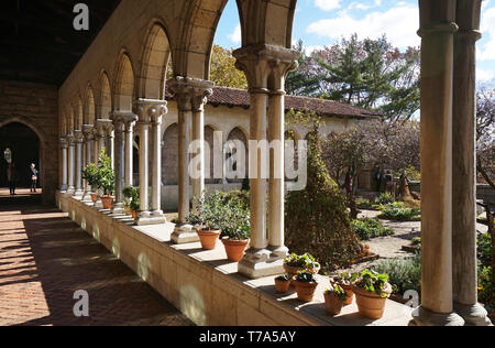 Bonnefont Kreuzgang und Kräutergarten in der Met Cloisters museum Metropolitan Museum of Art Manhattan, New York City, USA. Stockfoto