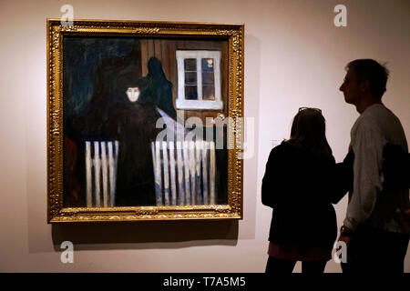 Besucher vor Moonlight von Edvard Munch (1893) von nasjonalmuseet für Kunst, Arkitektur og Design, Oslo, Norwegen gesammelt Stockfoto