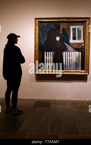 Besucher vor Moonlight von Edvard Munch (1893) von nasjonalmuseet für Kunst, Arkitektur og Design, Oslo, Norwegen gesammelt Stockfoto