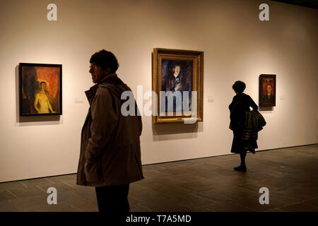 Besucher Self-Portraits von Edvard Munch im Whitney Museum der amerikanischen kunst New York City USA gemalt. Stockfoto