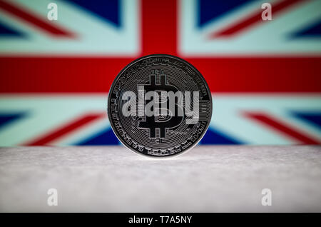 Physische silber Version von Bitcoin BTC und Großbritannien Flagge im Hintergrund. Konzeptionelle Bild für Investoren in cryptocurrency und Blockchain Stockfoto