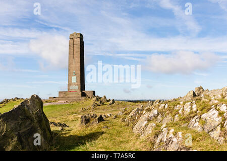 Bradgate, Leicestershire, UK - 19. September 2017: Eine konkrete Obelisk - der Surrey Yeomanry Kriegerdenkmal stehen auf einem Hügel inmitten von Felsen. Stockfoto