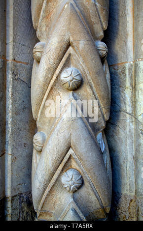 Abstrakte geschnitzten auf eine Spalte der mittelalterlichen Kirche von Santiago in Coimbra, Portugal. Stockfoto