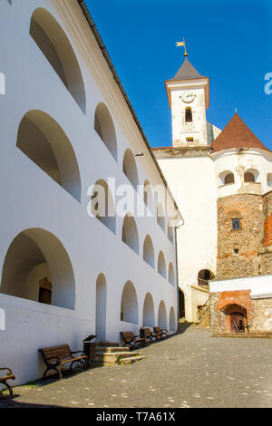 Bild von einem großen Innenhof der Alten Burg Palanok in der Stadt Mukachevo Ukraine Stockfoto