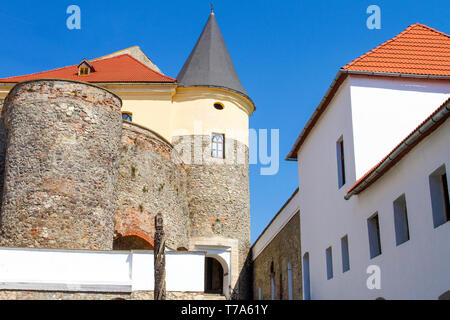 Bild von einem großen Innenhof der Alten Burg Palanok in der Stadt Mukachevo Ukraine Stockfoto