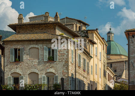 Blick auf die Häuser von Santa Maria degli Angeli mit der Kuppel im Hintergrund. Assisi. Perugia, Umbrien, Italien Stockfoto