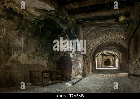 Galerien und Unterführung Bögen in der mittelalterlichen Stadt Santo Stefano di Sessanio. Santo Stefano di Sessanio, Provinz L'Aquila, Abruzzen, Italien, EUR Stockfoto