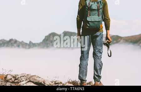 Mann reisen Fotograf mit Foto Kamera in den Bergen extreme blogger Lifestyle hobby Konzept Abenteuer Sommer reise Outdoor Stockfoto