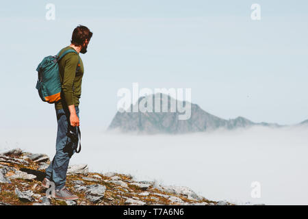 Man solo unterwegs in Berge Abenteuer Ferien Freiheit lifestyle Outdoor mit Rucksack und Kamera Stockfoto