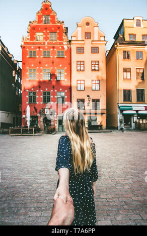 Ehepaar halten sich an den Händen, die zusammen Reisen in Stockholm Sehenswürdigkeiten Urlaub Wandern lifestyle Stortorget Architektur Schweden Sehenswürdigkeiten Stockfoto