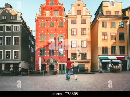 Romantische Ferien in der Liebe Paare, die zusammen reisen in Stockholm Stortorget Architektur bunte Häuser Schweden Sehenswürdigkeiten Stockfoto