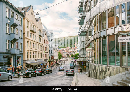 Bergen, Norway-July 30, 2013: Bergen Straße an einem sonnigen Abend Stockfoto