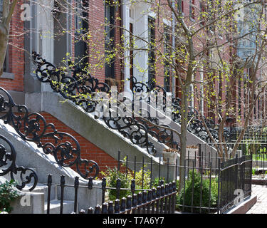 Elegante gusseisernen Geländer in Boston South End. Betrieb rose Muster auf dekorative Steintreppe Geländer, Granit, Ziegel, Fassaden, helle Frühling Blätter Stockfoto