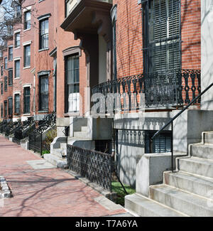 Reihe Haus Appartements in Boston South End. Stein, Ziegel und Bügeleisen Stockfoto