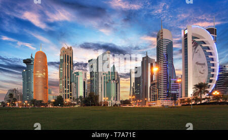 Skyline von Doha West Bay Center bei Sonnenaufgang, Katar Stockfoto
