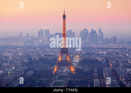 PARIS - 7. Februar: Eiffelturm hell in der Dämmerung leuchtet am 7. Februar 2015 in Paris. Der Eiffelturm ist die meistbesuchte Sehenswürdigkeit in Frankreich. Stockfoto