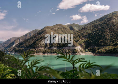 Schöne Sicht auf die Zhinvalskoe Reservoir, Georgia. Stockfoto