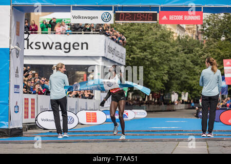 Prag, tschechische Republik - 5. Mai 2019: Salpeter Lonah Chemtai bei Marathon beenden. Siegerin des Jubiläums 25. jährlichen Volkswagen Prague Marathon an Stockfoto