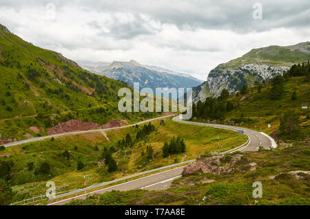 Blick vom Col du Somport Bergpass mit dem Gipfel La Moleta und dem Kessel Iserías im Hintergrund (Somport, Pyrenäen, Jacetania, Huesca, Aragon, Spanien) Stockfoto