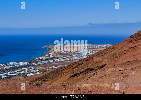 Blick vom Roten Berg, genannt Montana Roja, bis zum Leuchtturm von Playa Blanca, Lanzarote Stockfoto