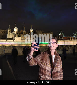 Huawei bringt, um das Nordlicht zu London die Einführung der Huawei P30 Pro zu feiern. Mit Blick auf das berühmte Tower von London, der Aurora Borealis inszeniert wurde die Superior fotografischen Fähigkeiten der neuen Hörer, das es seinen Benutzern ermöglicht, mit unglaublichen Details und Farben auch bei schlechten Lichtverhältnissen einfangen zu präsentieren. Die Installation wurde von der immersive Künstler Dan Acher Mit erstellt: Oliver Proudlock Wo: London, Vereinigtes Königreich, wenn: 04 Apr 2019 Credit: Joe Pepler/PinPep/WENN.com Stockfoto